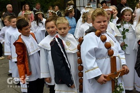 Dzieci wniosły do kościoła duży drewniany różaniec.