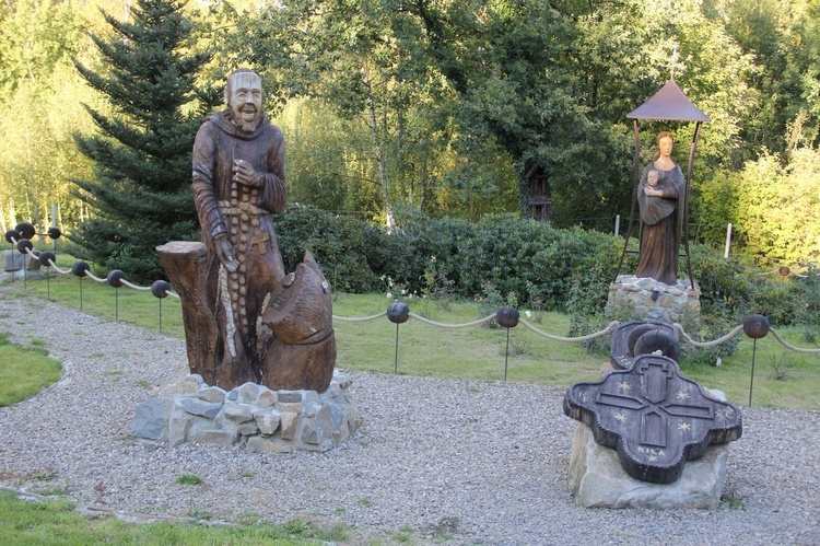 Ogród różańcowy św. Ojca Pio na Jamnej