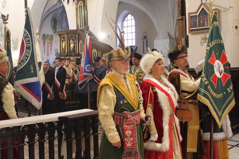 Za chwilę zostanie poświęcony sztandar Radomskiego Bractwa Strzelców Kurkowych. Z lewej Mariusz Fogiel