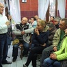 Marian Kasprzyk z uczestnikami Tygodnia z Ewangelią w Kuchni św. Brata Alberta