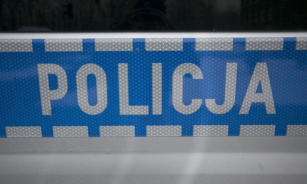 Łódź: Dziewczynka, która wypadła z okna kamienicy ma koronawirusa