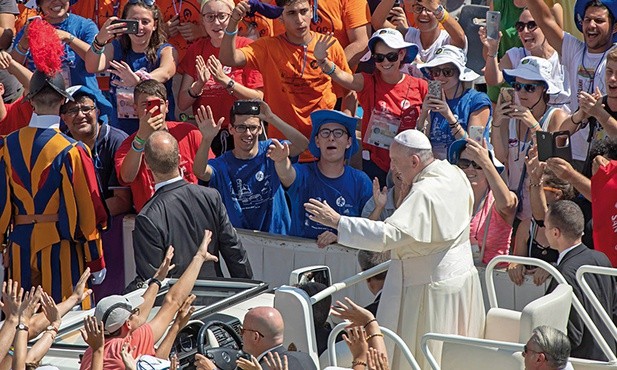 Ojcowie synodalni  będą szukali odpowiedzi  nie tylko na pytanie,  w jaki sposób Kościół może pomóc młodym,  ale i jak młodzi mogą pomóc Kościołowi.