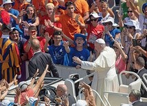 Ojcowie synodalni  będą szukali odpowiedzi  nie tylko na pytanie,  w jaki sposób Kościół może pomóc młodym,  ale i jak młodzi mogą pomóc Kościołowi.