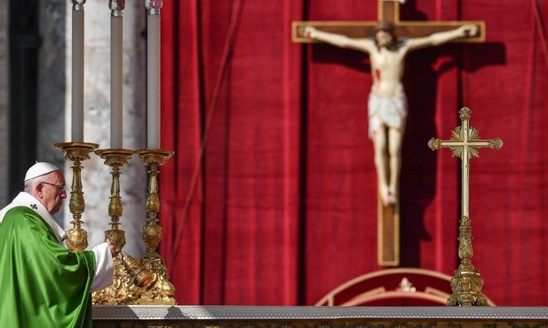 Papież przyznaje, że struktury oddzielają Kościół od młodych. Chce to zmienić