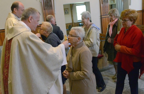 Po konferencji w kościele pw. Miłosierdzia Bożego sprawowana była Msza św. Na zakończenie uczestnicy mogli ucałować relikwie bł. Ewy i bł. Marty