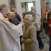 Po konferencji w kościele pw. Miłosierdzia Bożego sprawowana była Msza św. Na zakończenie uczestnicy mogli ucałować relikwie bł. Ewy i bł. Marty