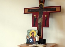 Krzyż i ikona stoją w czasie zajęć w centrum klasy.