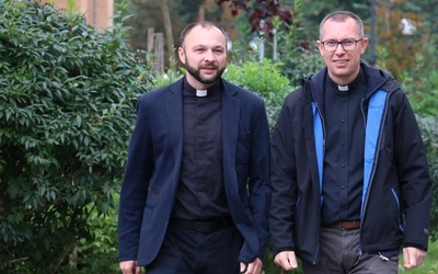 Księża Mariusz Wilk (z prawej) i Arkadiusz Bernat zapraszają na spotkania