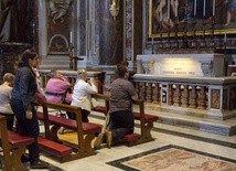Modlitwa w intencji młodzieży przy grobie św. Jana Pawła II