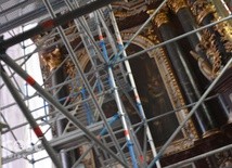Prace konserwatorskie w prezbiterium świdnickiej katedry