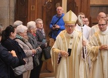 Wystarczy ponownie i ponownie szeptać: "Zdrowaś, Maryjo..."