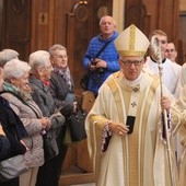 Wystarczy ponownie i ponownie szeptać: "Zdrowaś, Maryjo..."