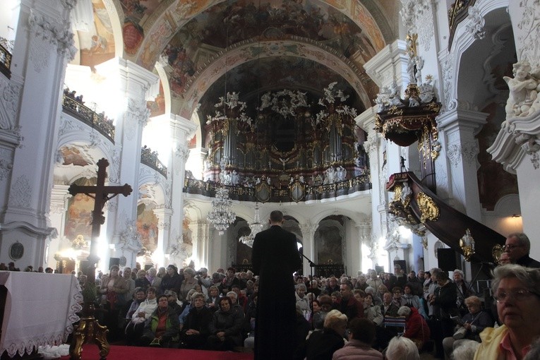 Zgromadzeni z Matką i nuncjuszem