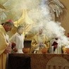 Okadzenie ołtarza podczas uroczystości poświęcenia kościoła