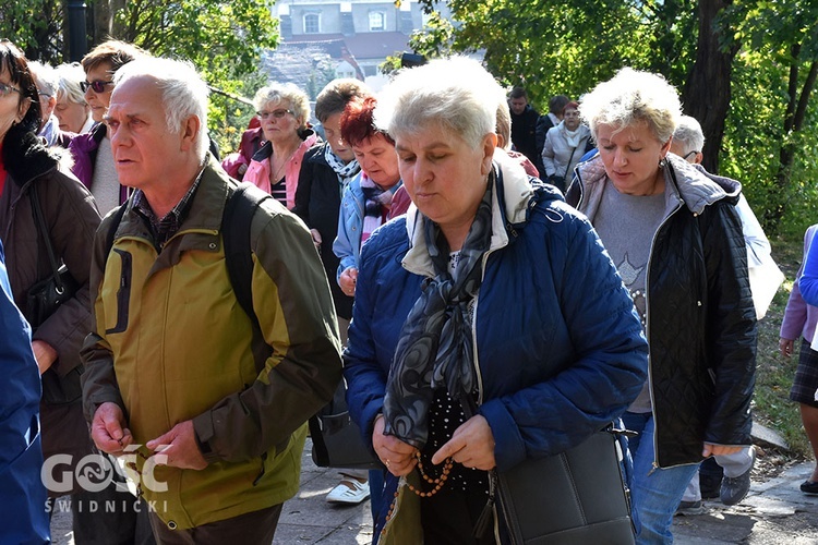 Pielgrzymka róż różańcowych do Barda Śląskiego