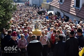 Większość pielgrzymów udała się w procesję dróżkami maryjnymi. Pozostali modlili się Różańcem w kościele