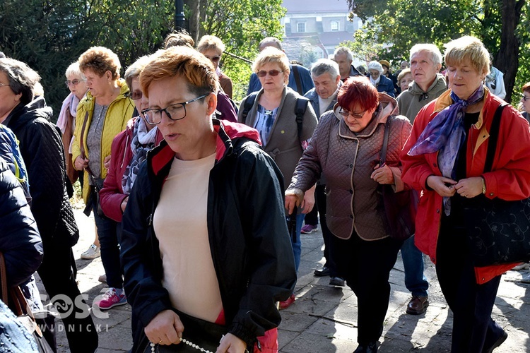 Pielgrzymka róż różańcowych do Barda Śląskiego