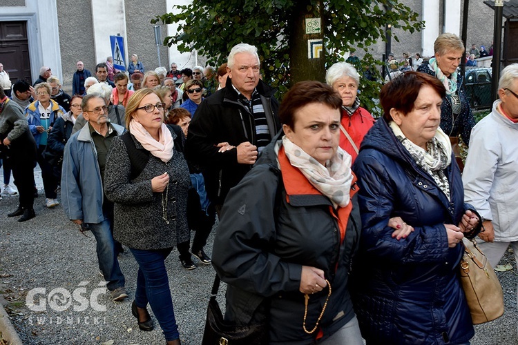 Pielgrzymka róż różańcowych do Barda Śląskiego