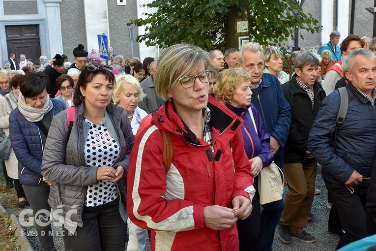 Pielgrzymka róż różańcowych do Barda Śląskiego