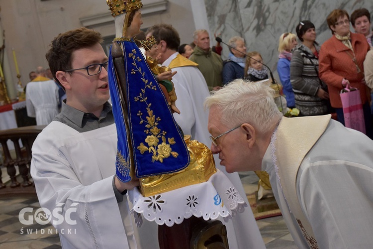 Pielgrzymka róż różańcowych do Barda Śląskiego