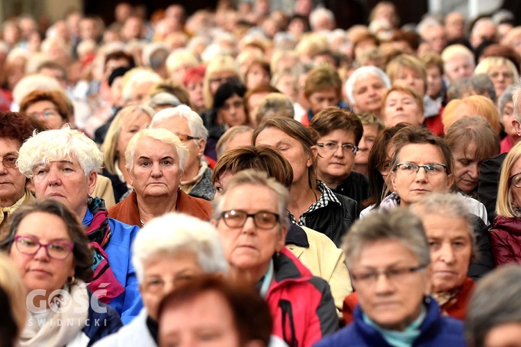 Pielgrzymka róż różańcowych do Barda Śląskiego