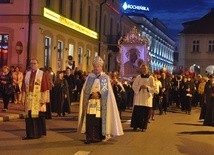 Procesja różańcowa ulicami Bochni z kopią Cudownego Obrazu Matki Bożej