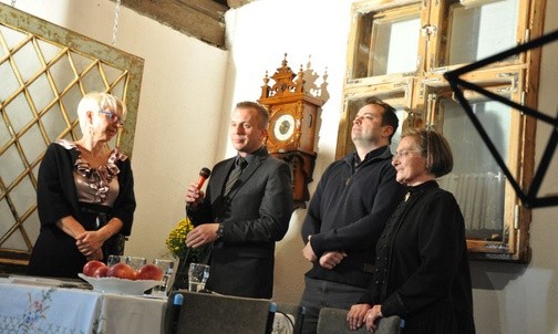 Ślązak na ścianie, cepeliny w stodole