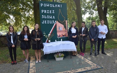 Ostatni ołtarz przygotowała młodzież z gimnazjum w Głuchowie