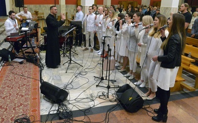 Na rozpoczęcie Tygodnia  Kultury Chrześcijańskiej wystąpili Młodzi z Winkiem, zespół pod batutą ks. Bartłomieja Winka, który muzycznie animuje doroczne Apele Młodych