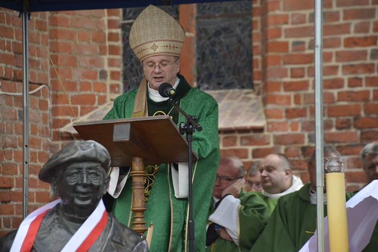 Pomnik śp. ks. prał. Witolda Andrzejewskiego odsłonięty