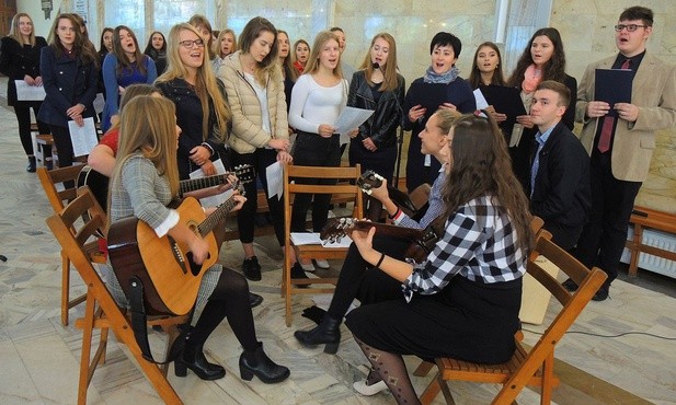 Licealiści przygotowali oprawę muzyczną liturgii