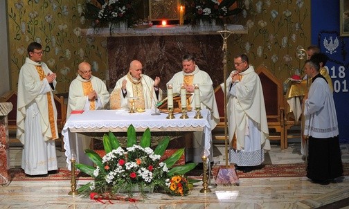 Bp Piotr Greger przewodnczył jubileuszowej Mszy św. II LO im. A. Asnyka w Bielsku-Białej