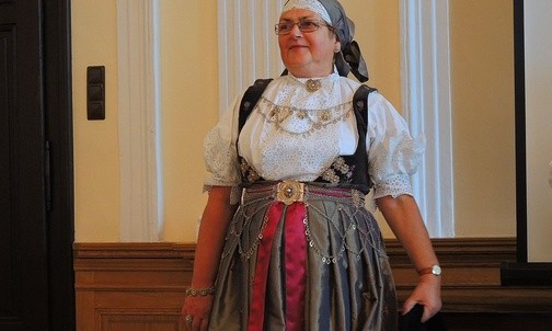 Najcenniejsze (materialnie) elementy sukni cieszyńskiej to napierśnik i pas