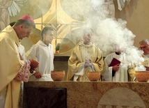 Namaszczenie ołtarza podczas poświęcenia kościoła.