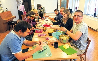 W bielskiej „Arce” co niedzielę wolontariusze przygotowują zupę dla ubogich i bezdomnych.