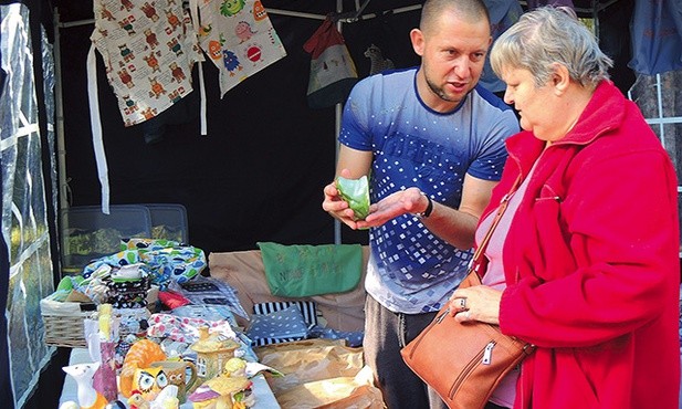 Terapeuta Tomasz Hilbrycht przy stoisku WTZ „Dworek”.