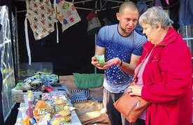 Terapeuta Tomasz Hilbrycht przy stoisku WTZ „Dworek”.