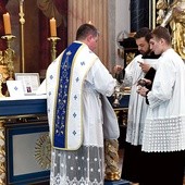 Eucharystii przewodniczył ks. Marcin Kostka z Krakowa z Bractwa św. Piotra.