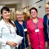 Alicja Nowakowska – lekarka, Ewa Baraniecka i Barbara Borzenda – sanitariuszki, Iwona Kłosińska – oddziałowa. Patronką modlących się na Oddziale Dermatologii jest św. Joanna Beretta- -Molla, lekarka.