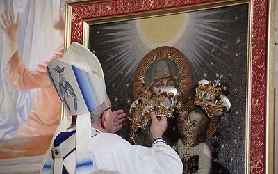 ▲	Abp Stanisław Budzik nałożył korony Maryi i Dzieciątku. 