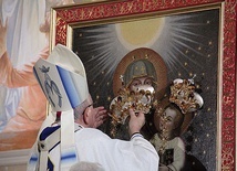 ▲	Abp Stanisław Budzik nałożył korony Maryi i Dzieciątku. 