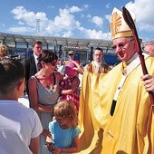 ▲	Abp Stanisław Budzik błogosławi rodziny i dzieci na Arenie Lublin.