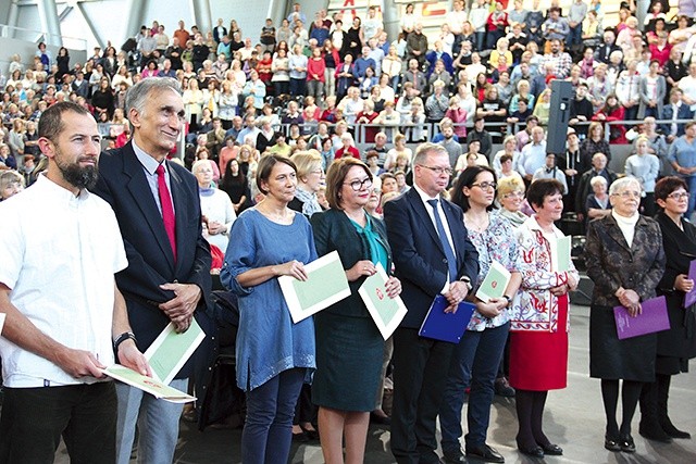 Bp Marek Solarczyk wręczył misje kanoniczne 15 katechistom. 