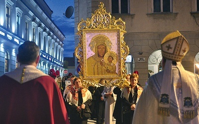 ▲	Podczas procesji niesiono kopię cudownego obrazu Matki Bożej.