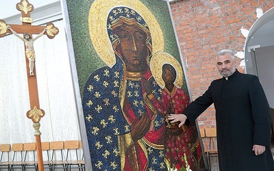 Ks. Wiesław Lenartowicz cieszy się, że ten wizerunek udało się zawieźć na pl. św. Piotra.
