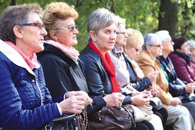 ▲	Czciciele Maryi modlili się z biskupem płockim w intencji rodzin oraz wysłuchali świadectwa Doroty Łosiewicz z TVP.