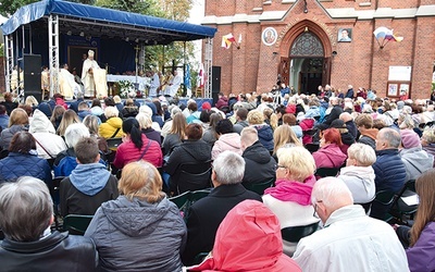 ▲	Niemal 1500 pielgrzymów wypełniło sanktuarium w miejscu narodzenia patrona Polski. 