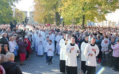 ▲	Do Rokitna na przyjechały wspólnoty różańcowe z całej diecezji.