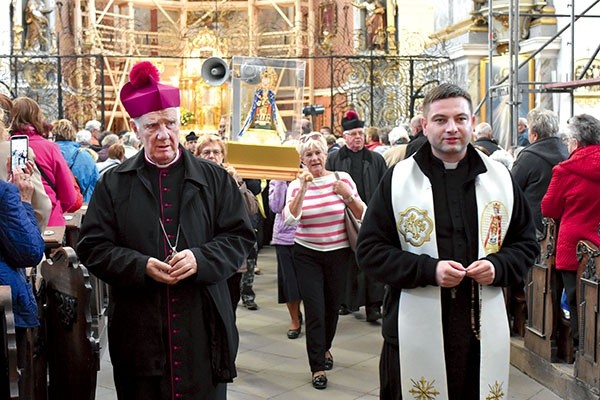 Z różańcem w ręku i figurą Matki Bożej pielgrzymi przeszli po dróżkach maryjnych. Na zdjęciu: bp Ignacy i ks. Paweł Kuriata, diecezjalny duszpasterz Żywego Różańca.