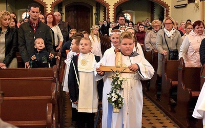 Dzieci wniosły do kościoła duży drewniany różaniec.